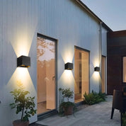 LuminaWall | Elegante Lampada da Parete LED Salvaspazio 2