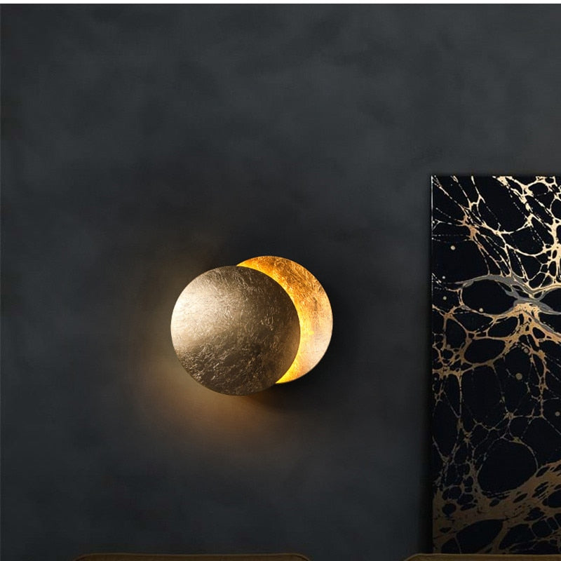 LunaGlow | Elegante Lampada da Parete in Metallo con Design Eclisse Dorata 1
