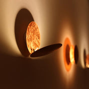 LunaGlow | Elegante Lampada da Parete in Metallo con Design Eclisse Dorata 2