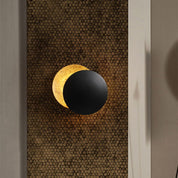 LunaGlow | Elegante Lampada da Parete in Metallo con Design Eclisse Dorata 3