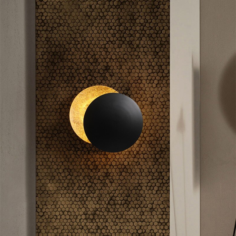 LunaGlow | Elegante Lampada da Parete in Metallo con Design Eclisse Dorata 3