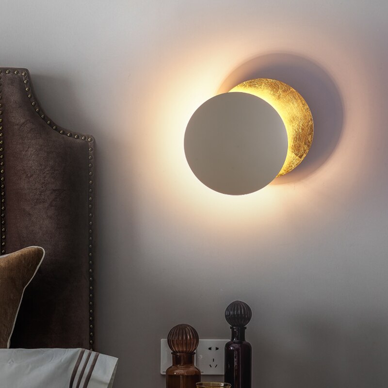 LunaGlow | Elegante Lampada da Parete in Metallo con Design Eclisse Dorata 5