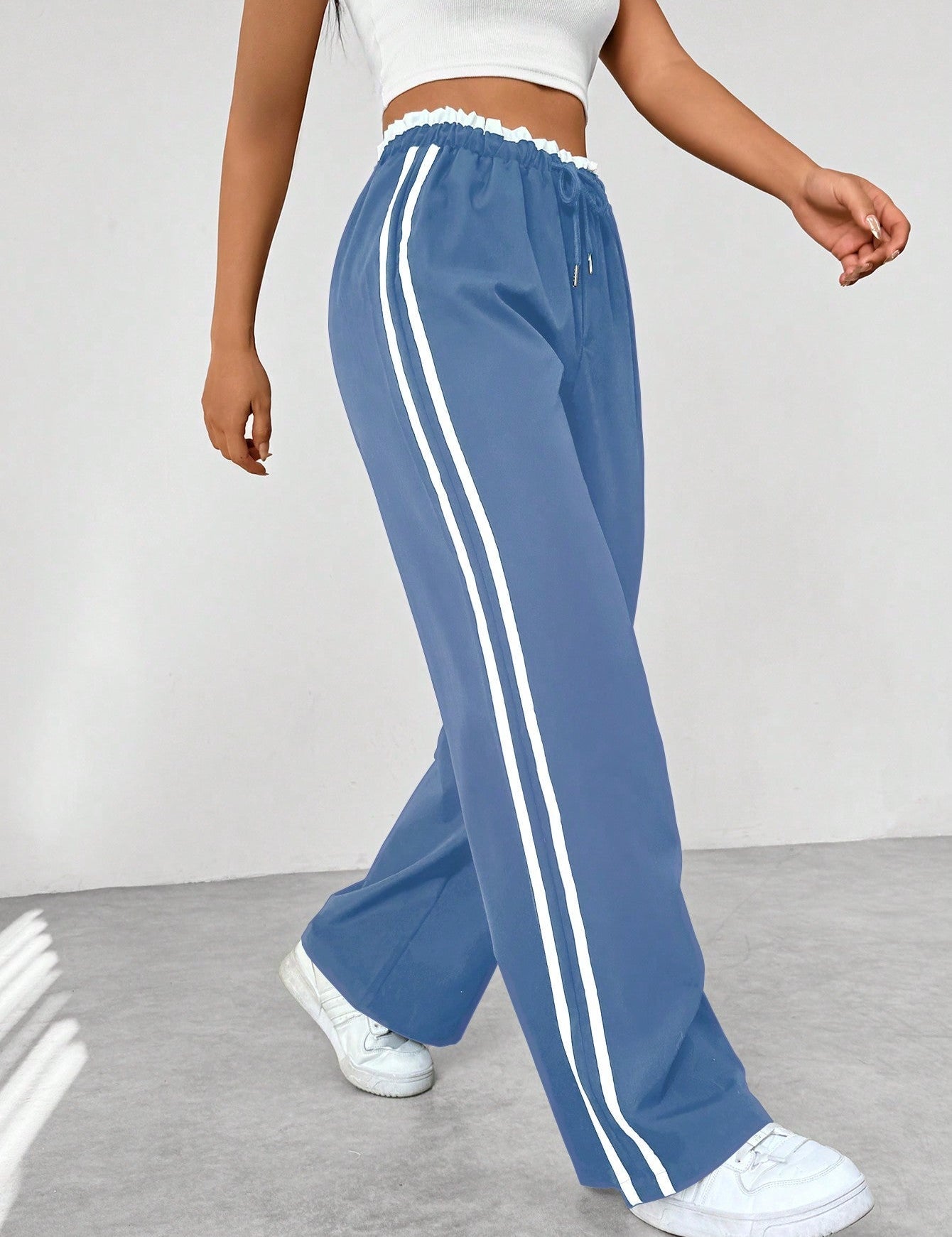 Sophie | Eleganti Pantaloni Sportivi Con Strisce Bianche a Gamba Larga 1