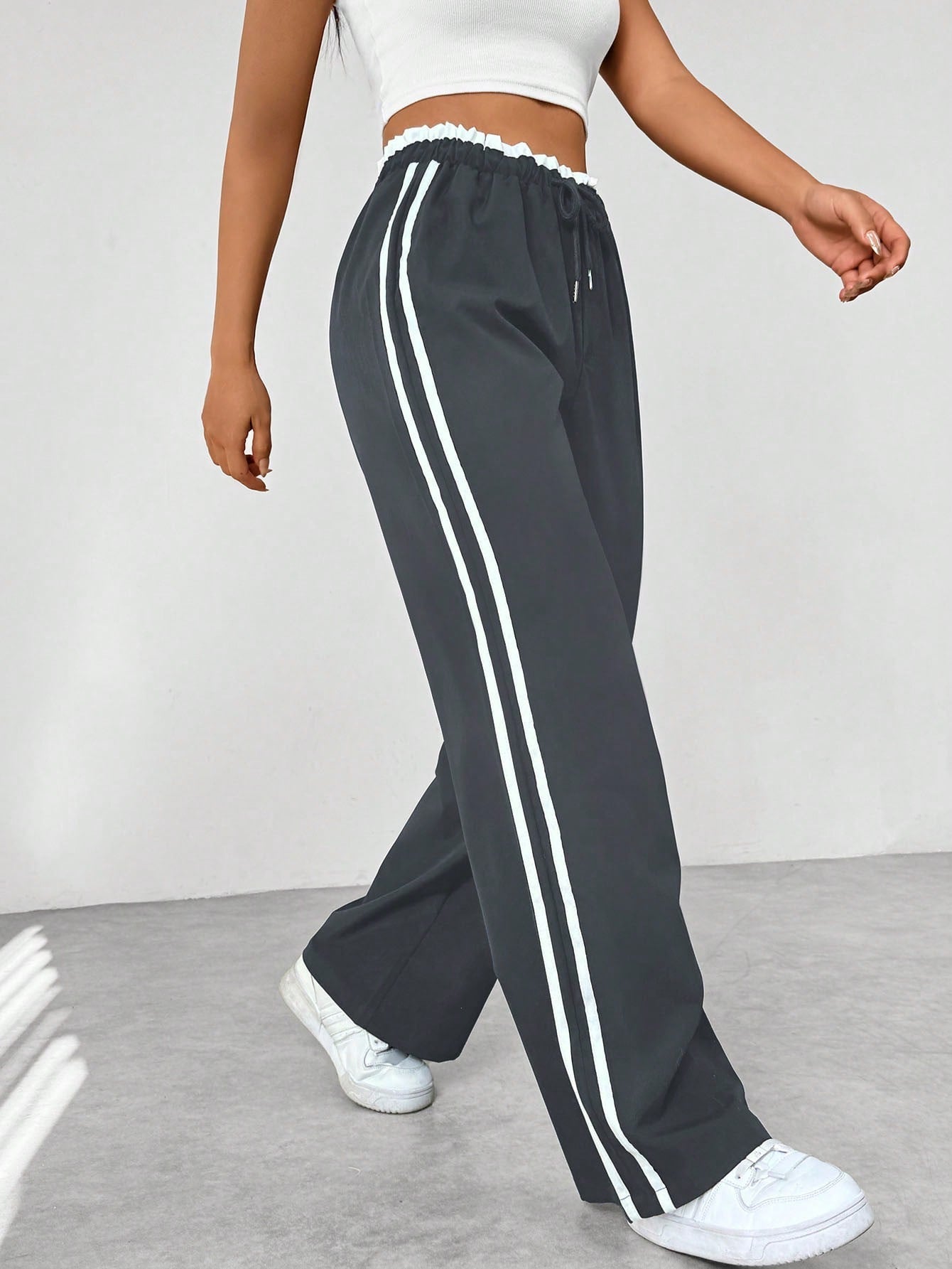 Sophie | Eleganti Pantaloni Sportivi Con Strisce Bianche a Gamba Larga 3