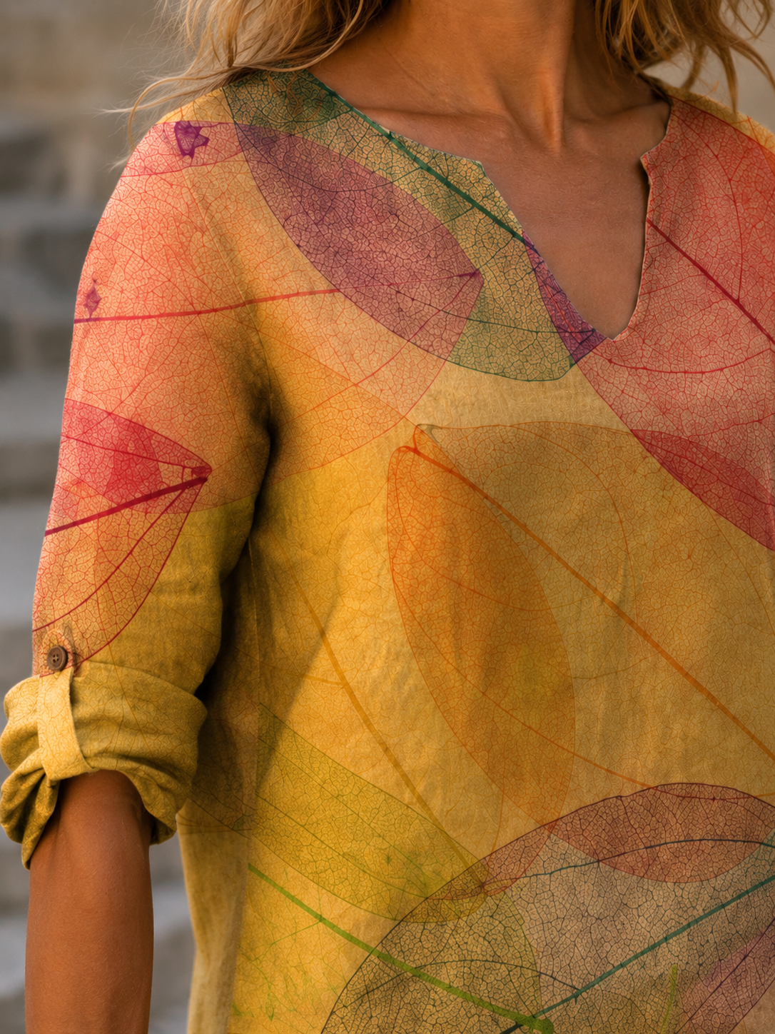 Donna in abito in lino giallo ideale per spiaggia e vacanze estive