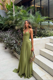 Abito maxi verde con corsetto aderente e gonna plissettata da donna