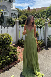 Donna indossa abito maxi verde plissettato per occasione speciale