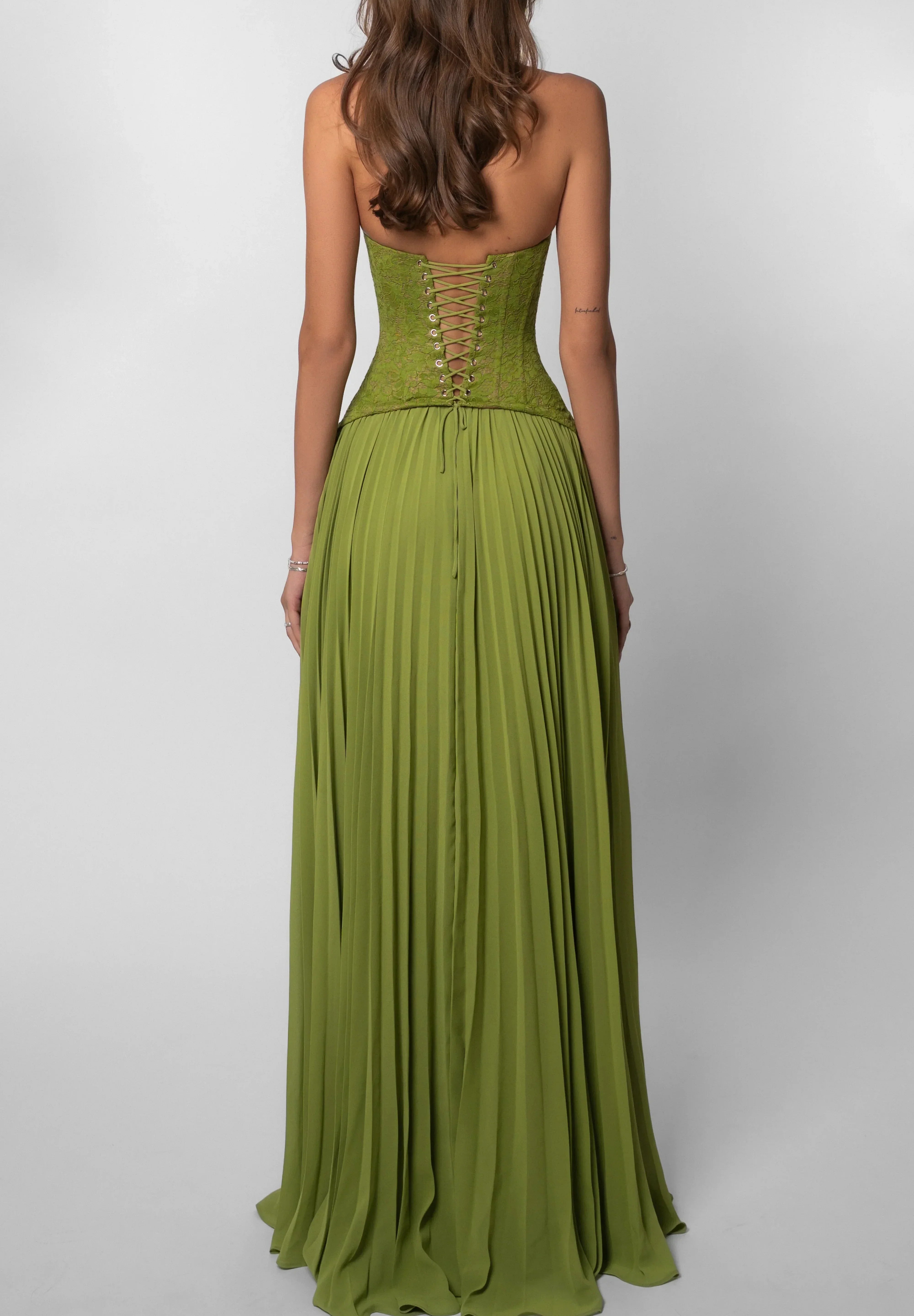 Abito lungo verde elegante ideale per matrimoni ed eventi estivi
