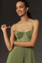 Dettaglio tessuto plissé leggero abito midi verde oliva donna