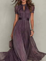 Dettaglio scollo alto e maniche a sbuffo del maxi dress Allegra color prugna