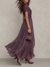 Maxi dress elegante donna con vita aderente e silhouette fluida - vista laterale