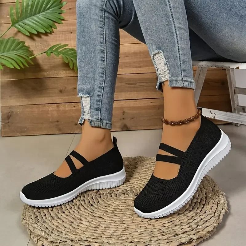 Scarpe donna Aria indossate durante una passeggiata casual