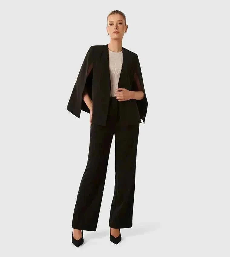 Vista posteriore blazer cape donna con silhouette fluida e moderna