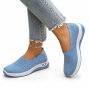 Donna che indossa le scarpe slip-on Brezza durante una passeggiata