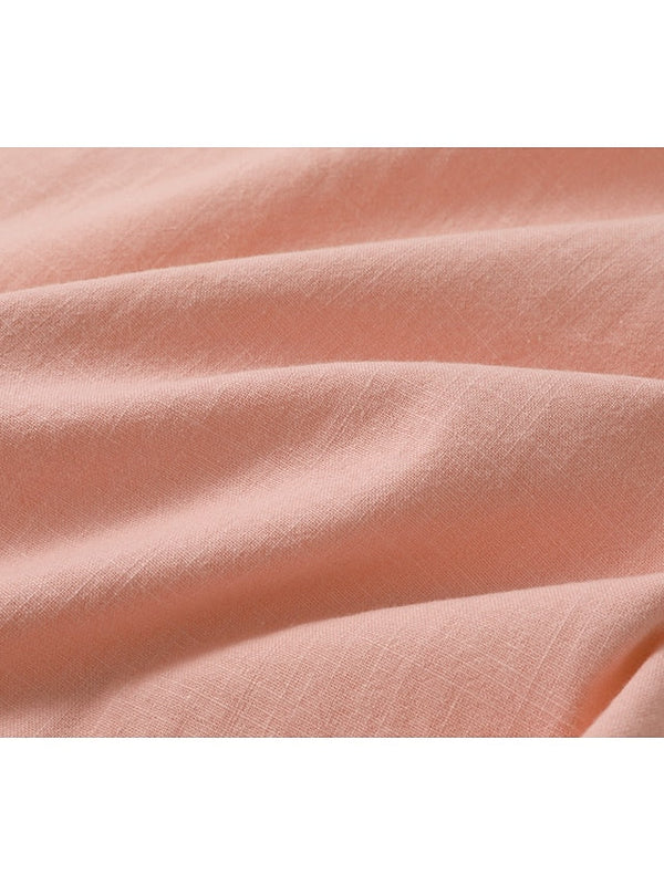 Camicia Henley uomo indossata in contesto estivo, spiaggia e tempo libero