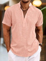 Camicia Henley uomo lino celeste su sfondo bianco, dettaglio colletto