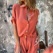 Donna che indossa il set Camila con camicia e short casual estivo