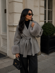 Cappotto corto da donna in lana double-face con bordo in pelliccia di volpe, colore grigio