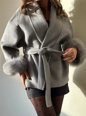 Donna con cappotto corto bianco in lana double-face adatto all'ufficio