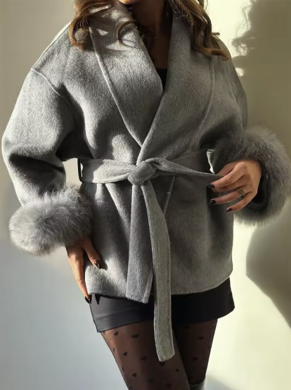 Donna con cappotto corto bianco in lana double-face adatto all'ufficio
