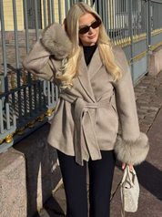 Cappotto Elara in lana marrone indossato per occasione smart-casual