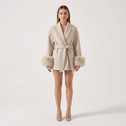Cappotto donna nero con bordo in pelliccia di volpe, look raffinato da ufficio