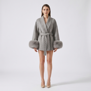 Vista frontale cappotto elegante da donna in lana marrone con bordo in volpe