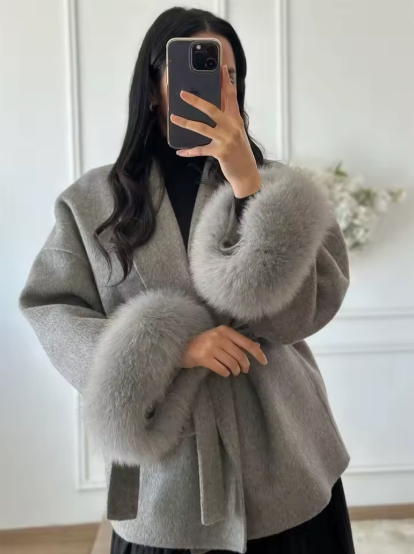 Cappotto corto rosa da donna in lana double-face con polsini in pelliccia di volpe