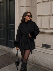 Cappotto nero da donna in lana con fodera completa e rifinitura in pelliccia