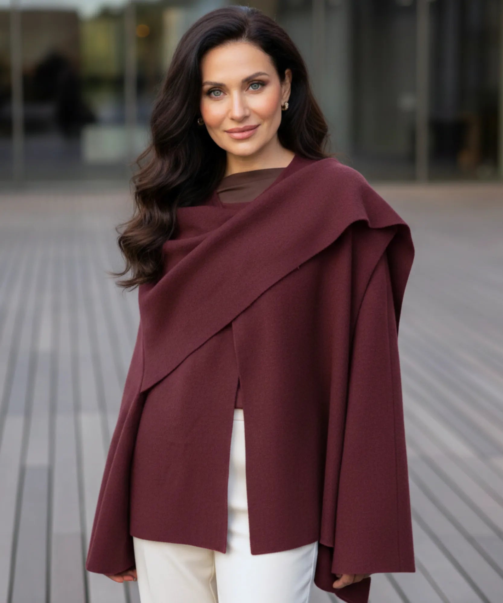Dettaglio collo a scialle cappotto in lana bordeaux avvolgente