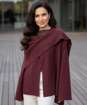 Dettaglio collo a scialle cappotto in lana bordeaux avvolgente