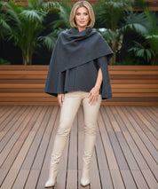 Donna che indossa cappotto in lana avvolgente oversize per occasioni sociali