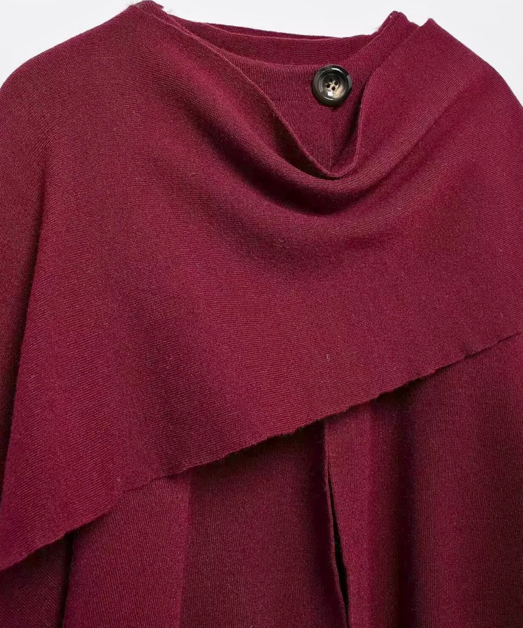 Dettaglio cuciture rinforzate cappotto avvolgente in lana pesante
