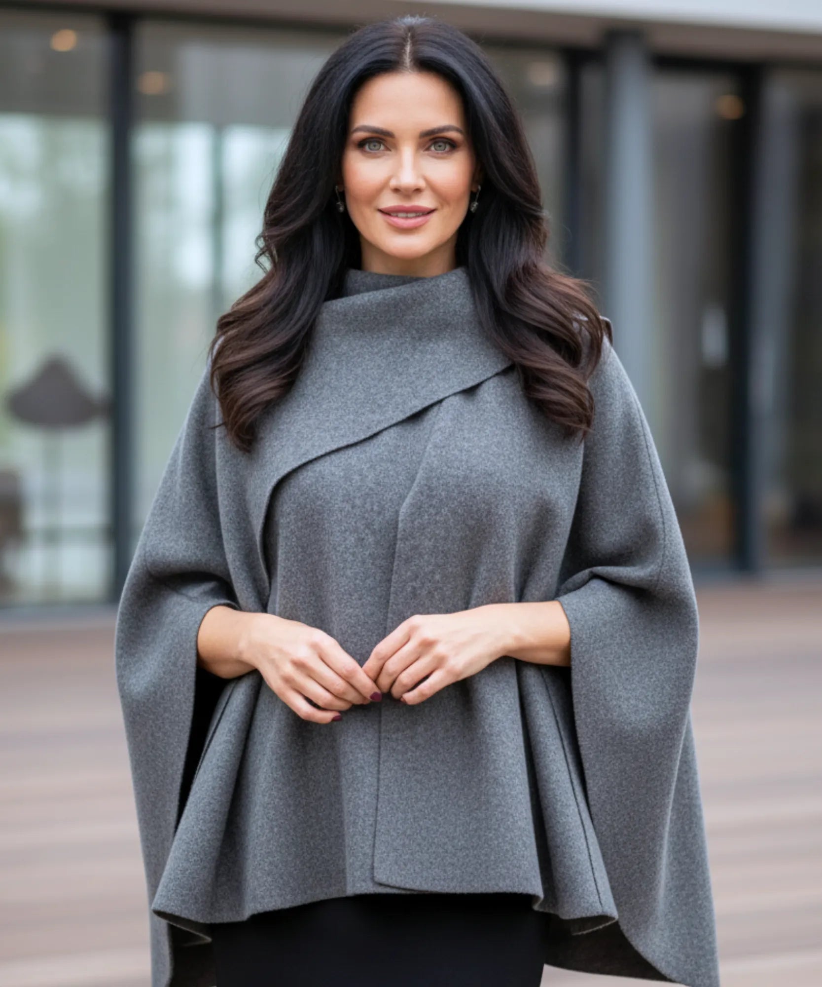 Cappotto donna oversize in lana antracite con drappeggio fluido naturale