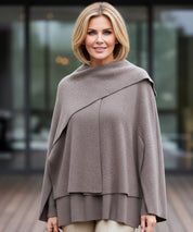 Donna elegante con cappotto in lana antracite, lunghezza midi