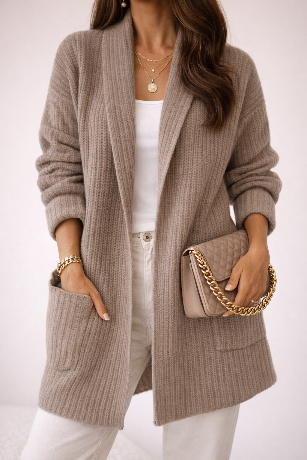 Cardigan donna oversize camel con tasche a toppa e maniche lunghe
