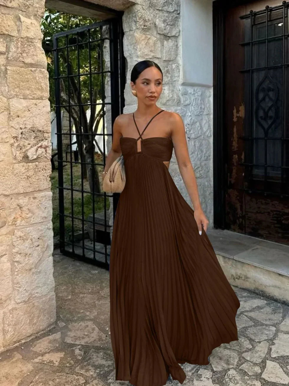 Vista frontale maxi dress plissé donna elegante per cerimonie