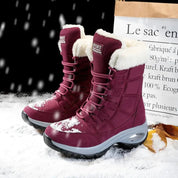 Stivali impermeabili Celeste donna su superficie innevata