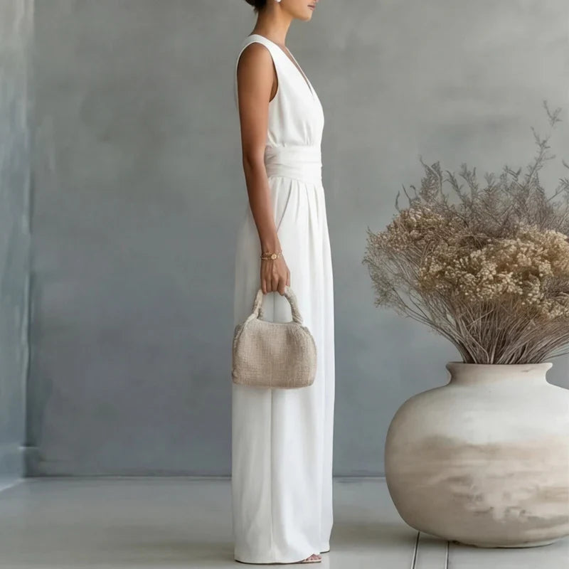 Dettaglio scollo a V e cintura coordinata della tuta donna Celeste
