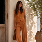 Dettaglio gilet abbottonato corto del completo donna Nadia