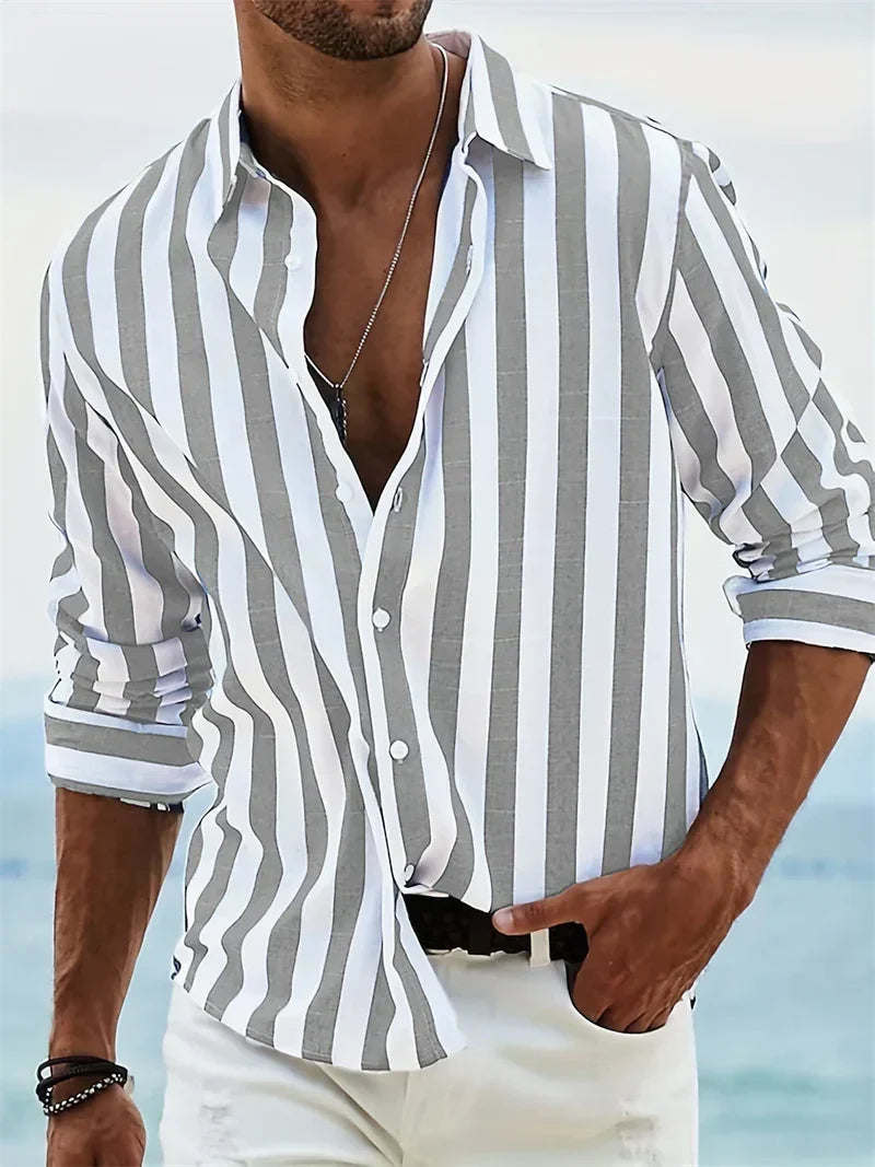 Camicia uomo a righe azzurre con vestibilità rilassata indossata in estate