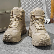 Dettaglio della suola resistente all'usura delle sneakers ortopediche Draven