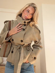 Dettaglio cintura rimovibile e chiusura doppiopetto giacca trench donna khaki