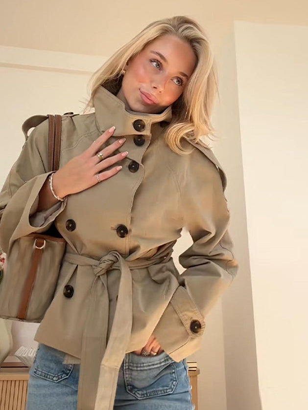 Dettaglio cintura rimovibile e chiusura doppiopetto giacca trench donna khaki