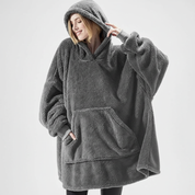 Donna indossa felpa coperta oversize nera avvolgente per serate fredde