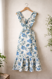 Donna in maxi dress floreale per occasione festiva