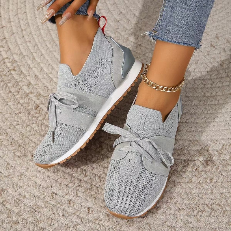 Sneaker donna ortopediche leggere slip-on su sfondo neutro, dettaglio maglia