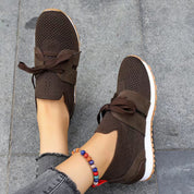 Fiora scarpe ortopediche donna indossate di profilo, suola comfort visibile