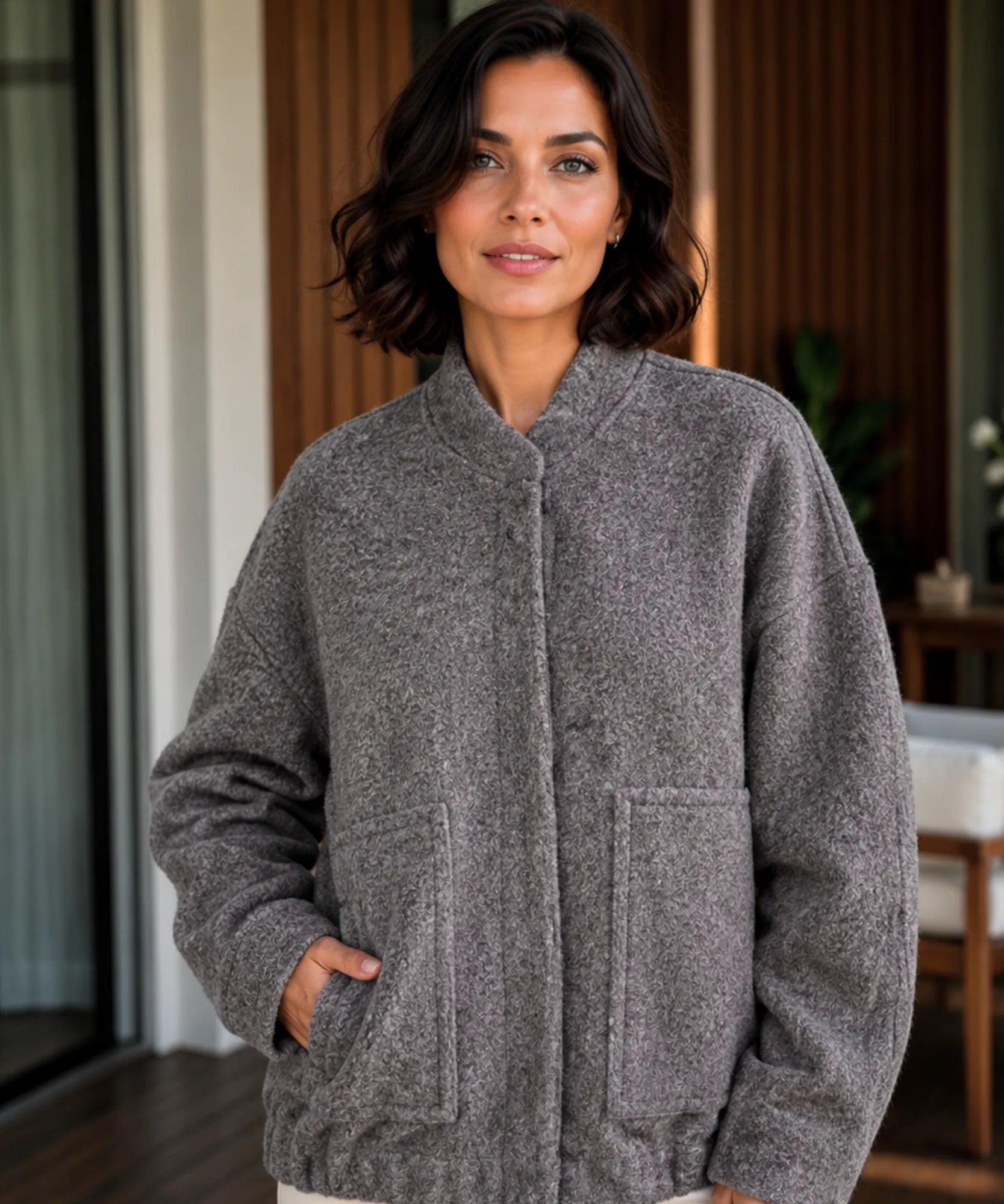 Dettaglio colletto strutturato giacca bomber bouclé verde oliva