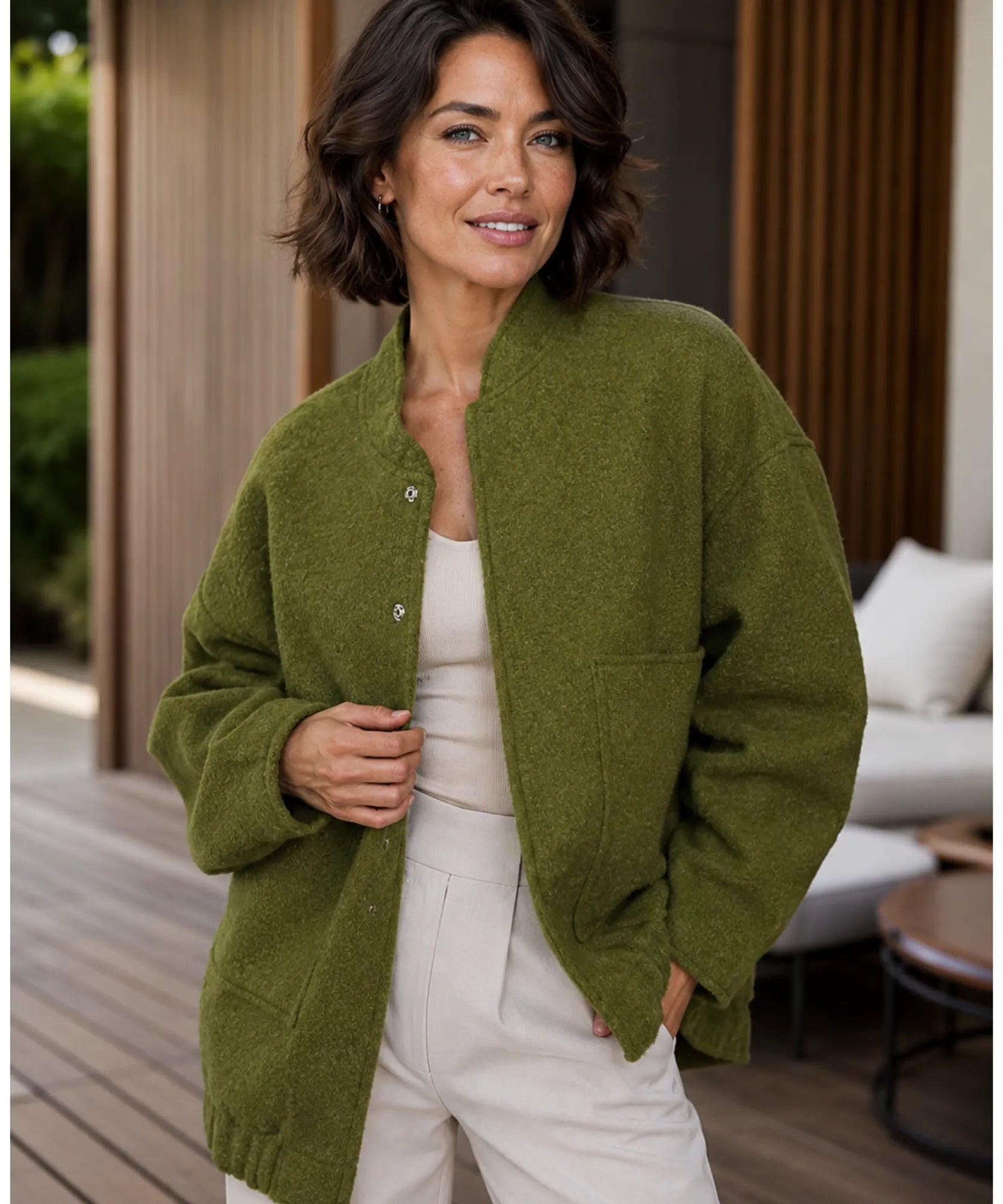 Donna di spalle con giacca bomber bouclé oversize avorio